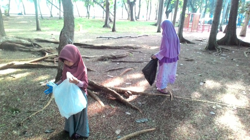 Menyisir Sampah Tahun Baru Masehi di Taman Kota Bersama Komunitas HS Muslim